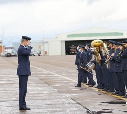 Don Felipe saluda a la bandera